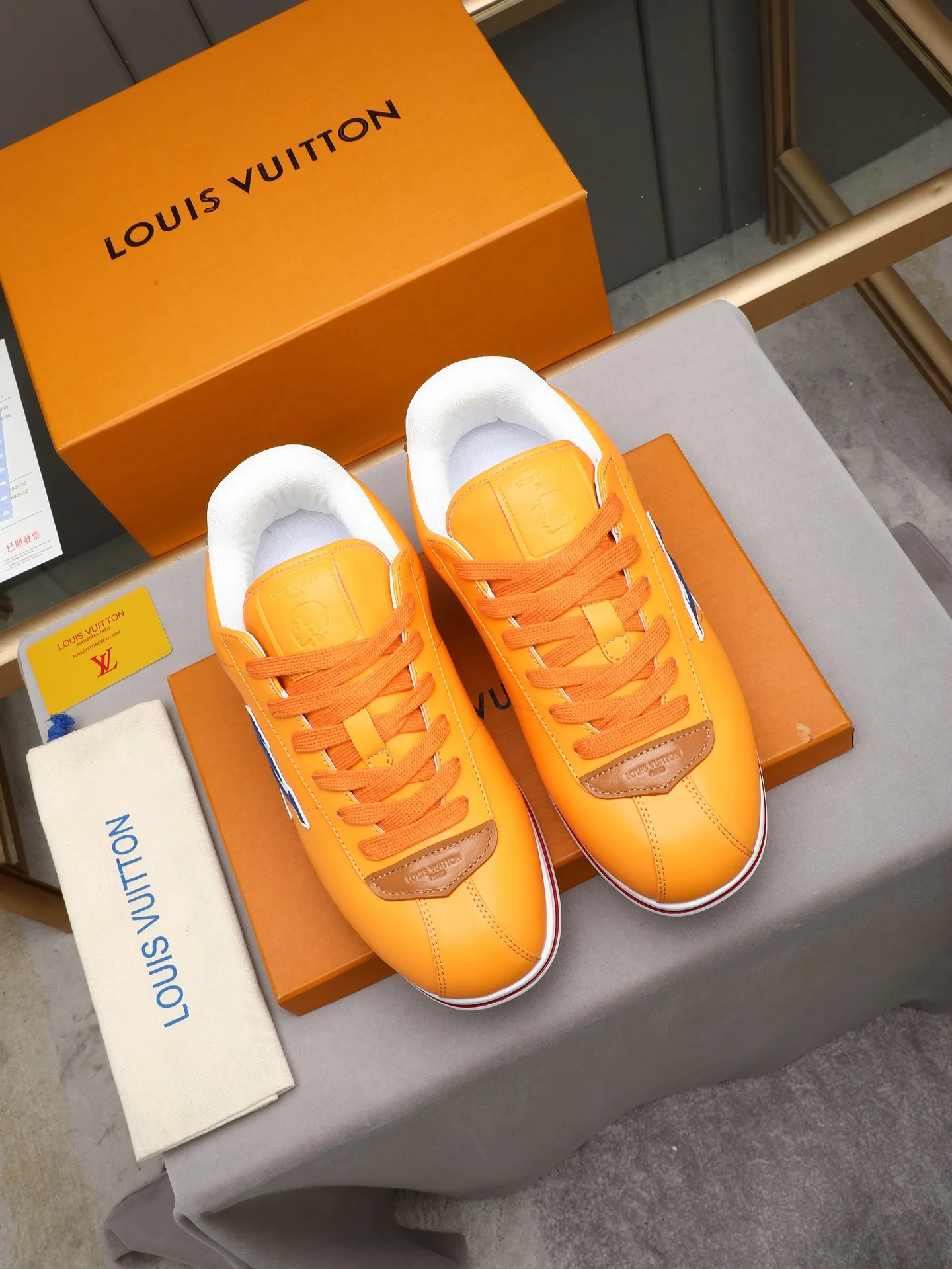PP560 LV Louis Vuitton L Jialu Brand Runner Tatic Series Thick-soled Casual Sports Shoes Running Shoes Original purchase, development and production This LV Runner Tatic sports shoe combines technical materials such as mesh fabric and ribbons to interpret the inspiration of traditional mountaineering shoes. LV letters are written on one side, the lariat buckle of the quick lacing system is embellished with Monogram flowers and Louis Vuitton logos, and the light and wear-resistant rubber outsole completes the whole. ▪️Fabric: Original imported cowhide + mesh ▪️Inner lining: Original customized breathable mesh ▪️Sole: Original open-molded anti-slip rubber combination material ▪️Size: Men's 38-44 (customized for 45 and 46)